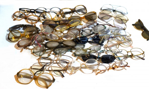 Konvolut an 40 alter Brillen, Requisite, Fasching, Sammeler